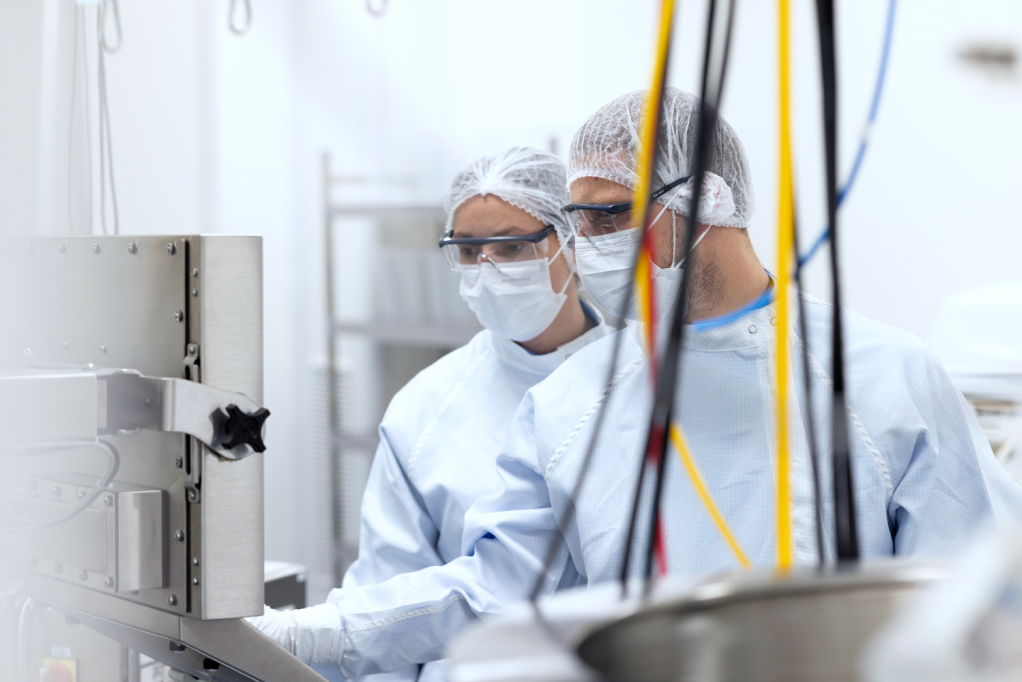 Viralgen Facilities - People working in Lab